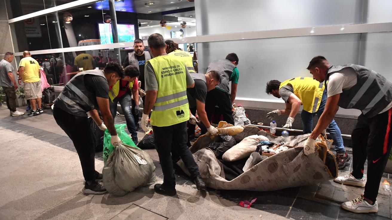 Operativo de desalojo conjunto de personas que dormían en el Aeroparque
