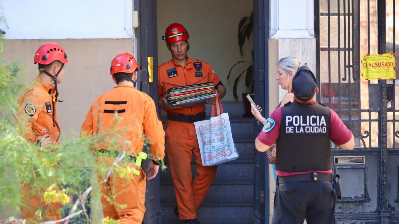 La división K9 de Bomberos y Policía de la Ciudad devolvieron pertenencias y rescataron animales de vecinos damnificados por el derrumbe de Caballito