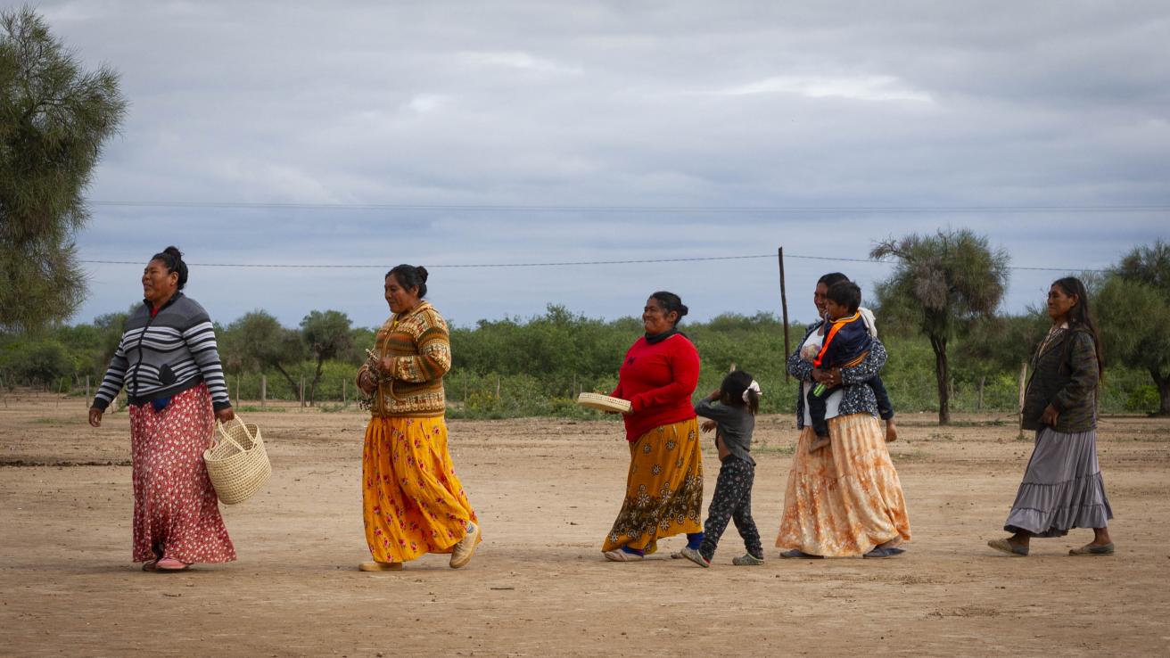 artesanas pilagá de La Esperanza Formosa, caminando en fila
