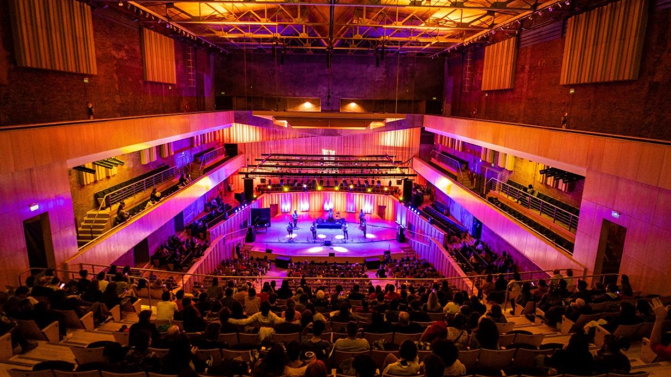 Imagen mostrando el Auditorio Usina del arte con público sentado en las butacas