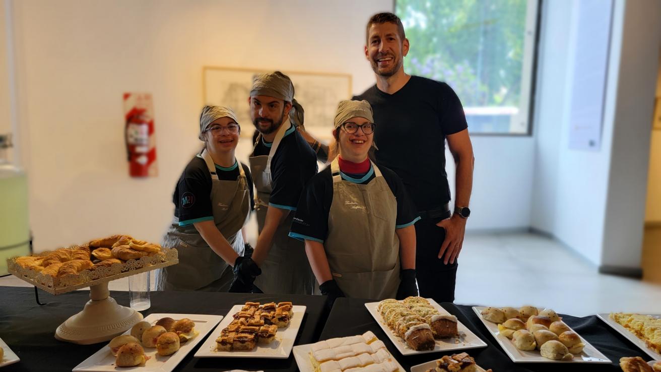 Equipo de Morfables 21 y Leonardo Ruíz, Presidente de COPIDIS