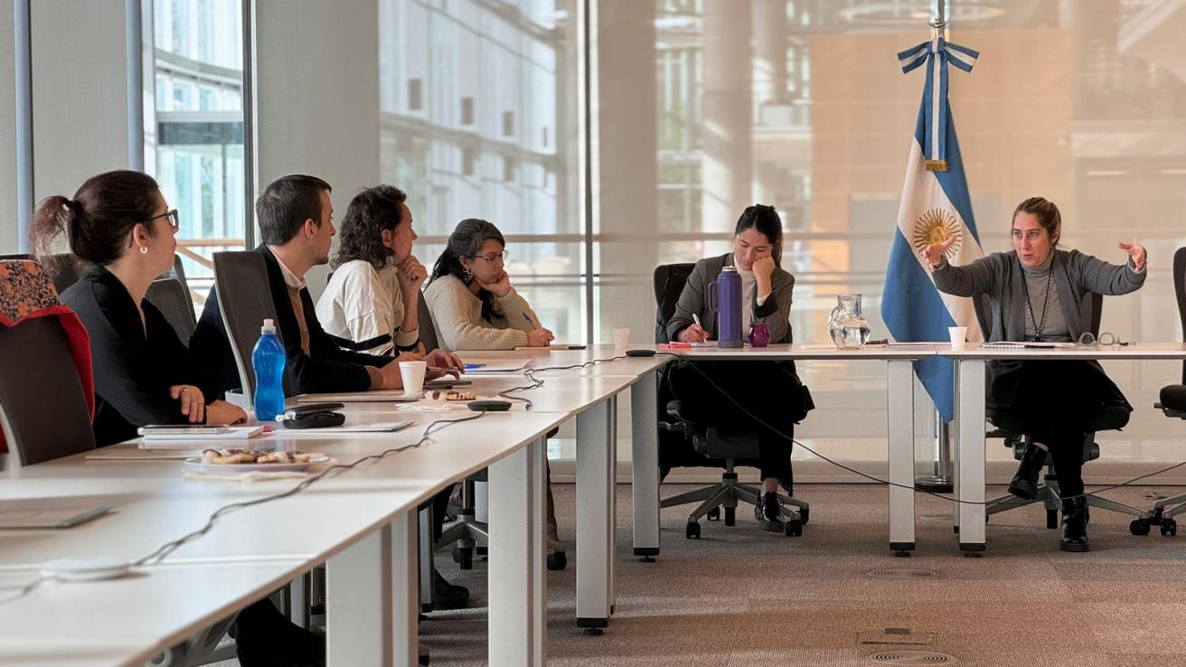 La imagen muestra a la Directora General de la DGSOCAI dialogando con el equipo de referentes de transparencia