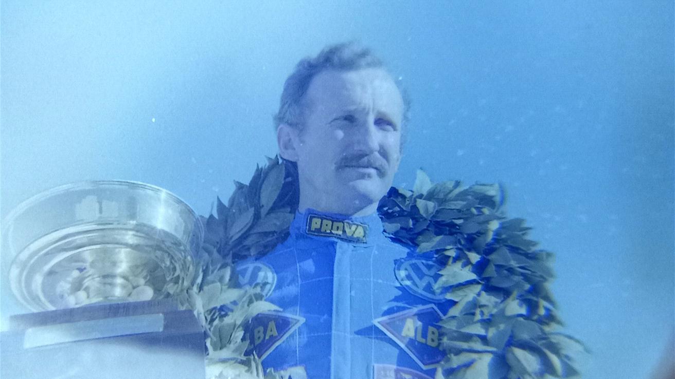 El piloto Guillermo Maldonado en un spot de Alba