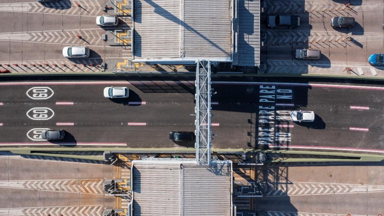 foto aérea del peaje sin barreras de parque avellaneda
