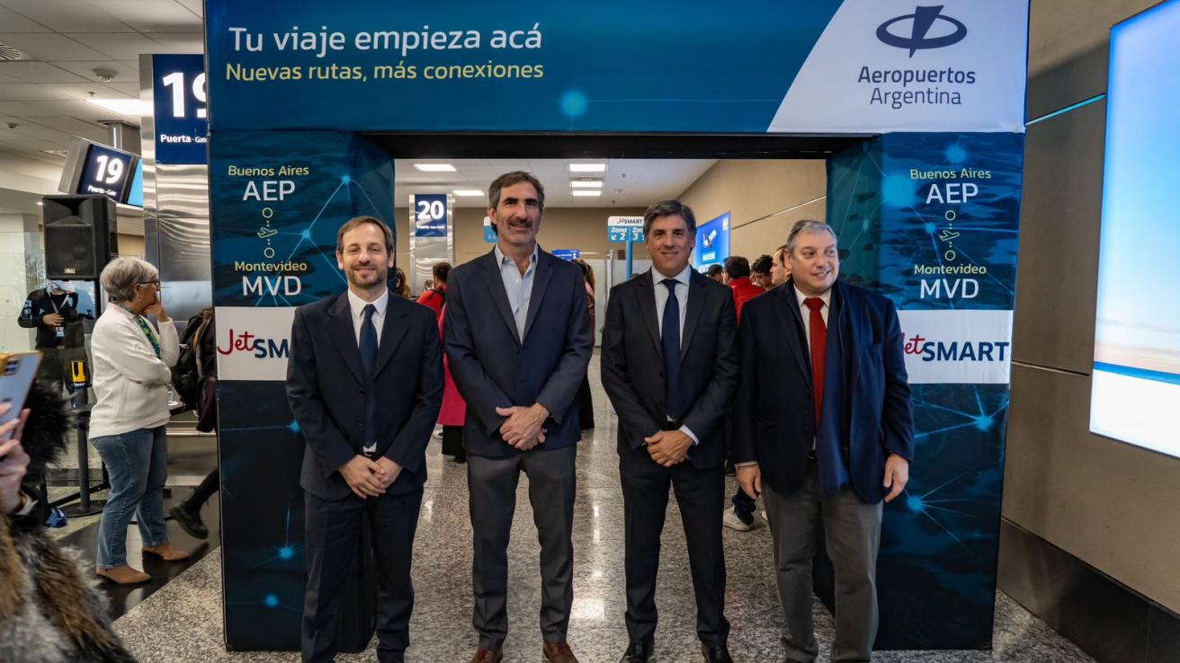 Eduardo Boccardo, Carlos Enciso y Gonzalo Pérez en el lanzamiento del vuelo conexión Buenos Aires - Montevideo Corral