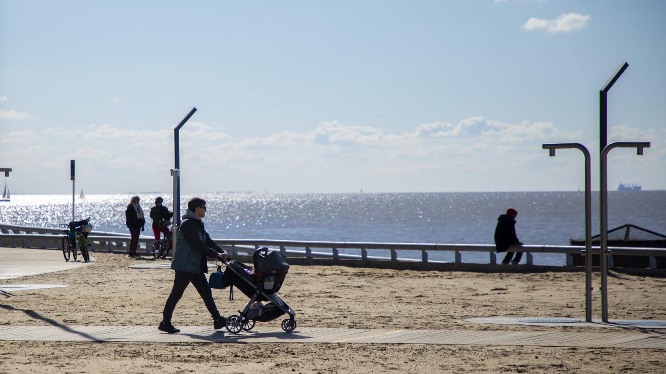 vecinos disfrutan de la inauguración del parque costero