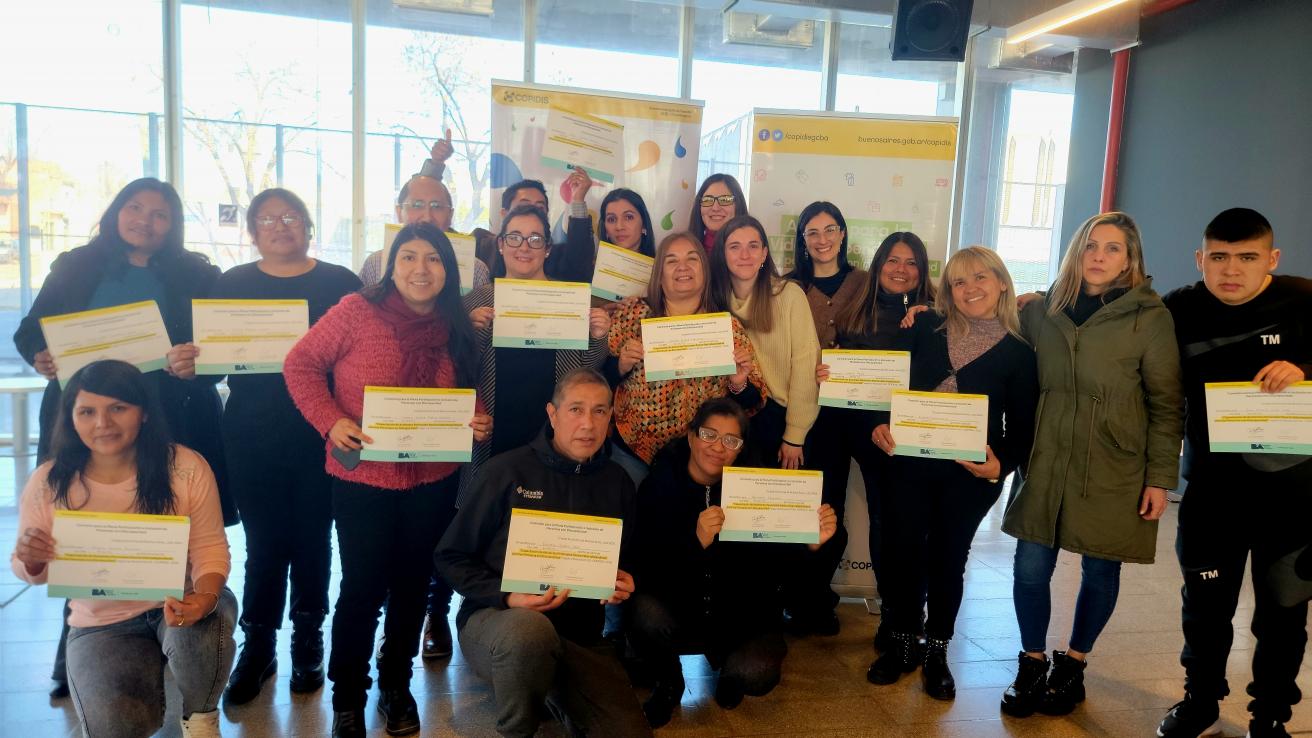 Imagen en la que aparecen los nuevos APVI sosteniendo sus certificados frente a cámara