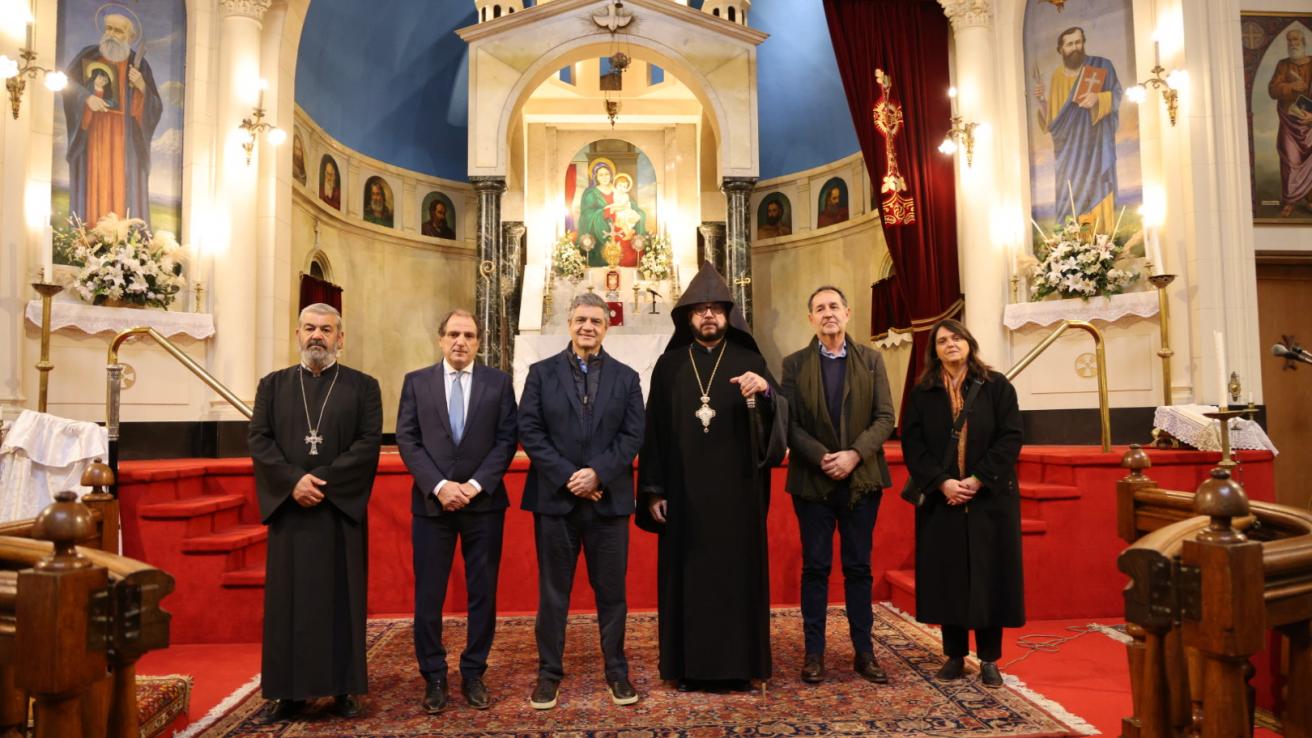 Jefe de gobierno reunido frente al altar con autoridades de la Iglesia Apostólica Armenia