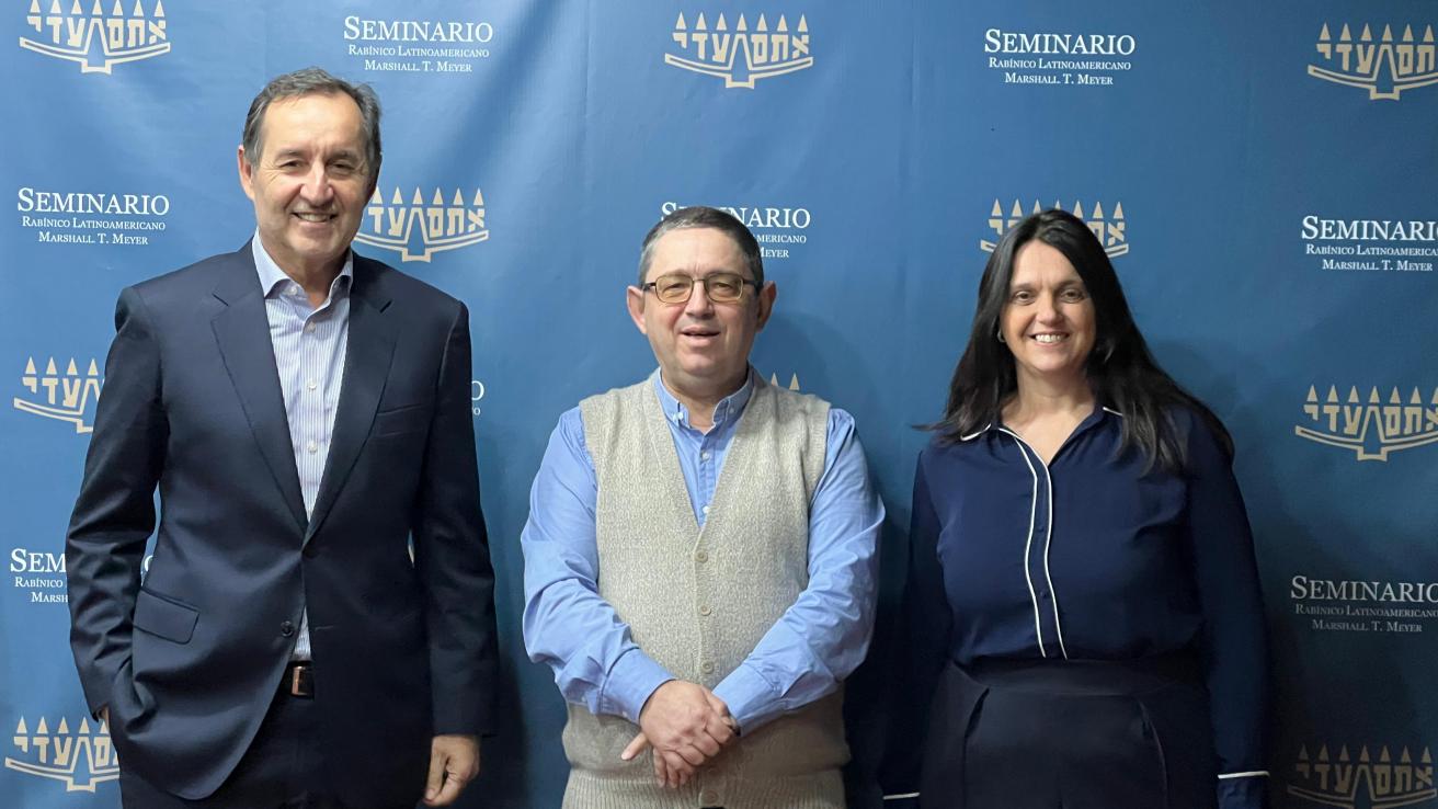 Fulvio Pompeo junto al Rabino Ariel Stofenmacher y Pilar Bosca