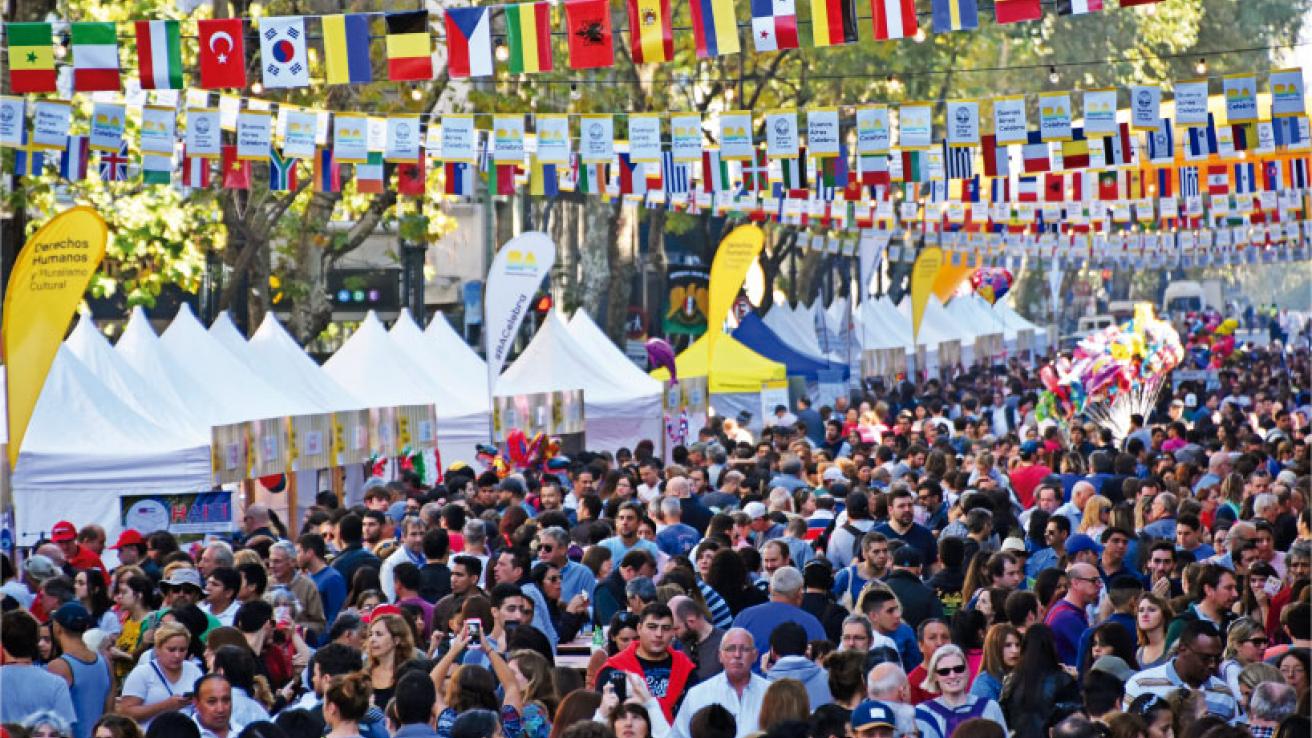 Colectividades en Avenida de Mayo