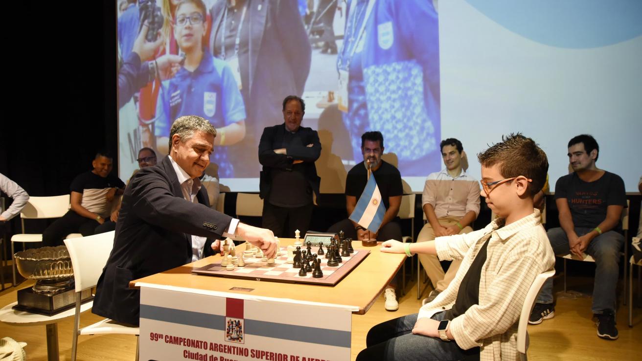 Junto al Maestro Faustino Oro, de 11 años, Jorge Macri movió la primera pieza en la final del Campeonato Argentino de Ajedrez