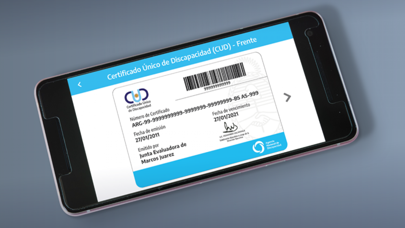 La imagen muestra un "Certificado Único de Discapacidad (CUD)" que se presenta en la pantalla de un teléfono móvil. Este documento incluye información importante como un número de certificado, la fecha de emisión y la fecha de vencimiento. Además, está emitido por una junta evaluadora específica y muestra un código de barras que probablemente se utiliza para verificar su autenticidad. El diseño del certificado es sencillo, con un fondo azul y detalles que facilitan su lectura y com