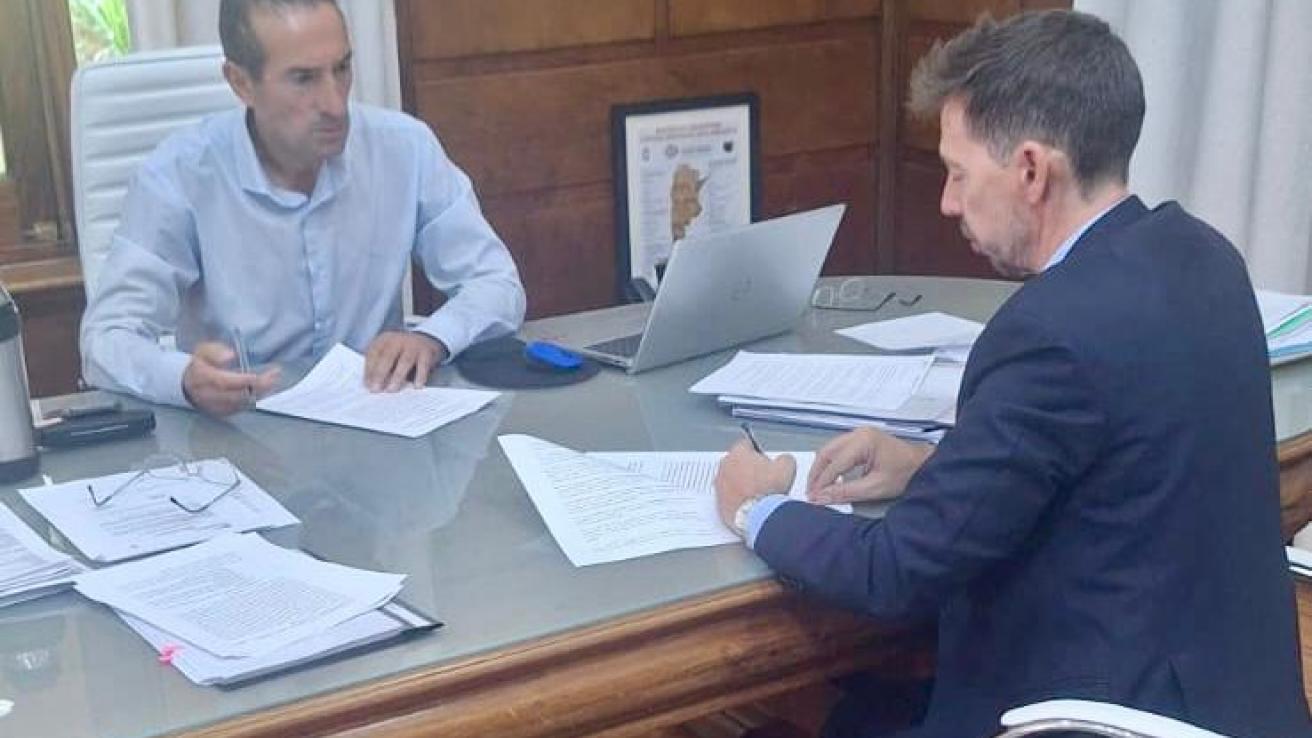 Dr. Adrián H. González, Director Titular del IGE y Dr. Jorge Tobares, Ministro de Gobierno de la Provincia de Neuquén. 