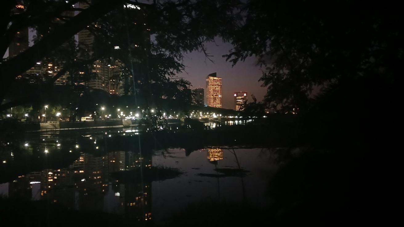 Imagen de la ciudad de noche 