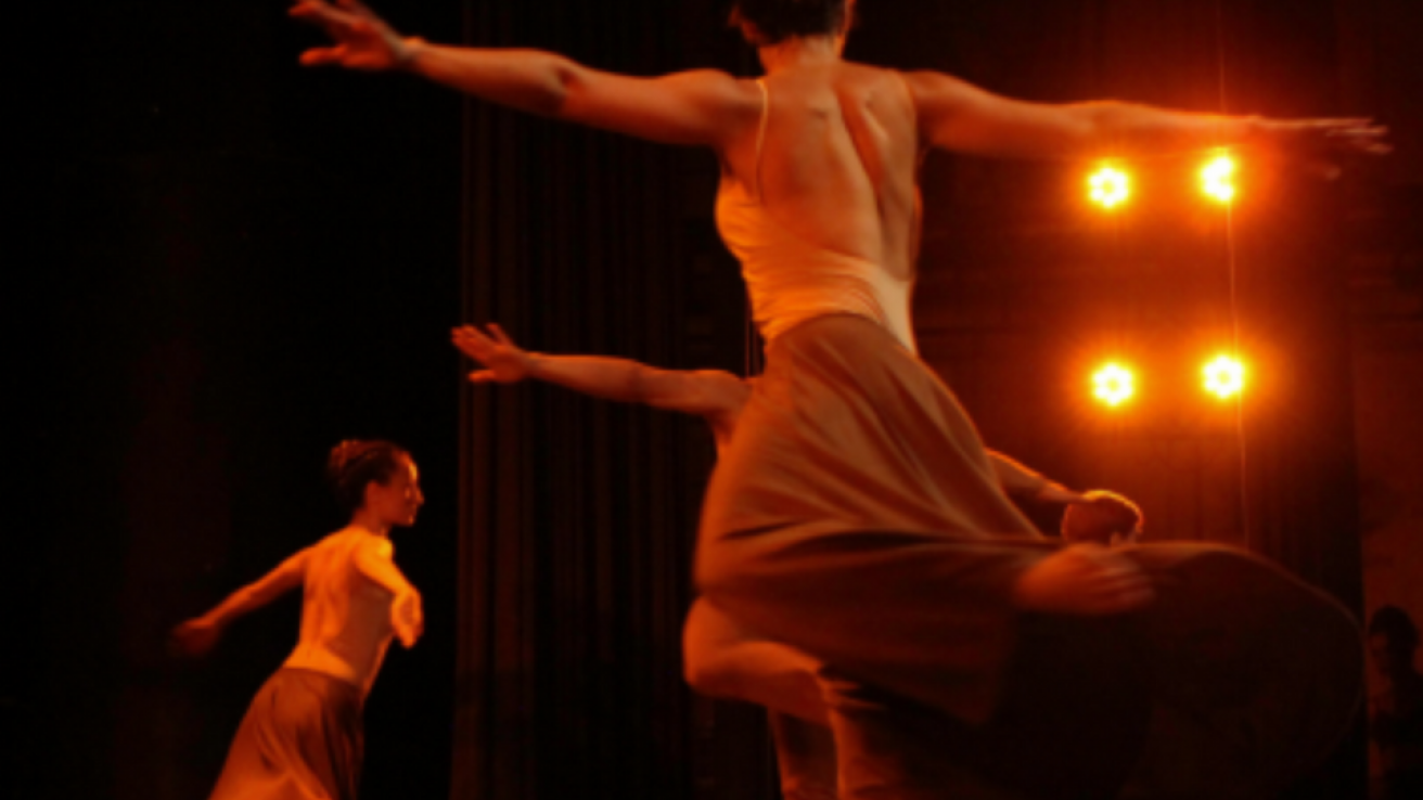 Bailarines bailando en escenario del Espacio Cultural Adán Buenosayres
