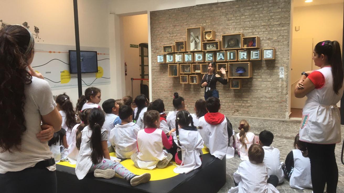 Recorrido guiado a escuelas en el patio de Buenos Aires Museo