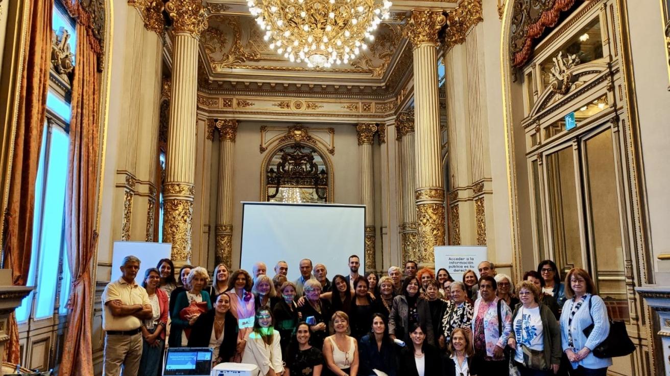 Foto de los participantes y las participantes del evento de promoción de los derechos 