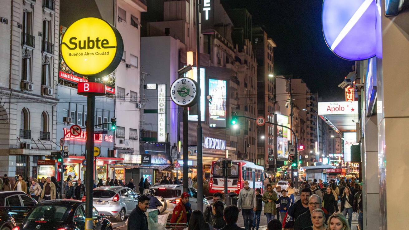 La Línea B abre hasta la madrugada.jpeg