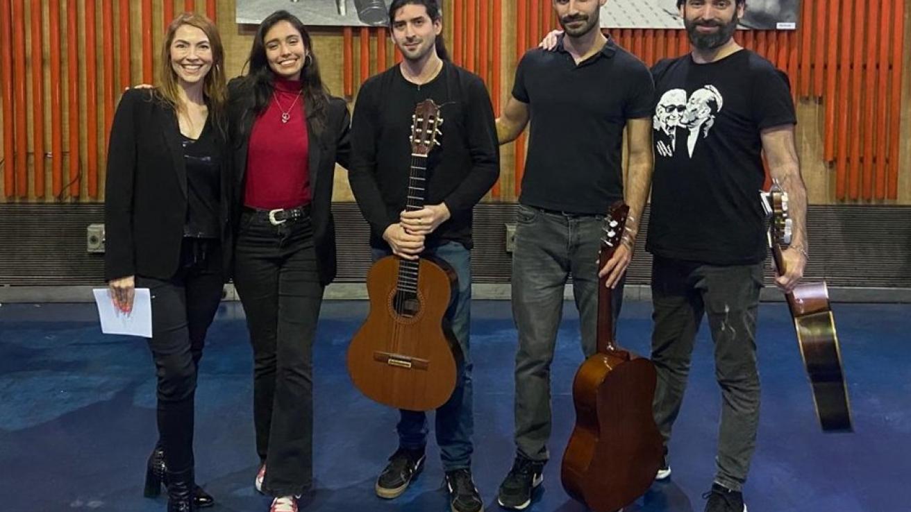 Milagros Amud con sus guitarristas y Paula Sterczek