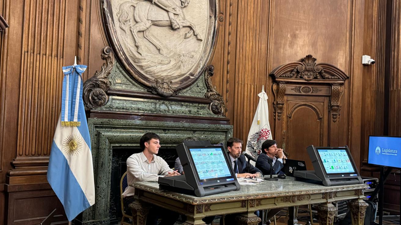 Imagen de los representantes de Instituto de Gestión Electoral que llevaron a cabo la audiencia