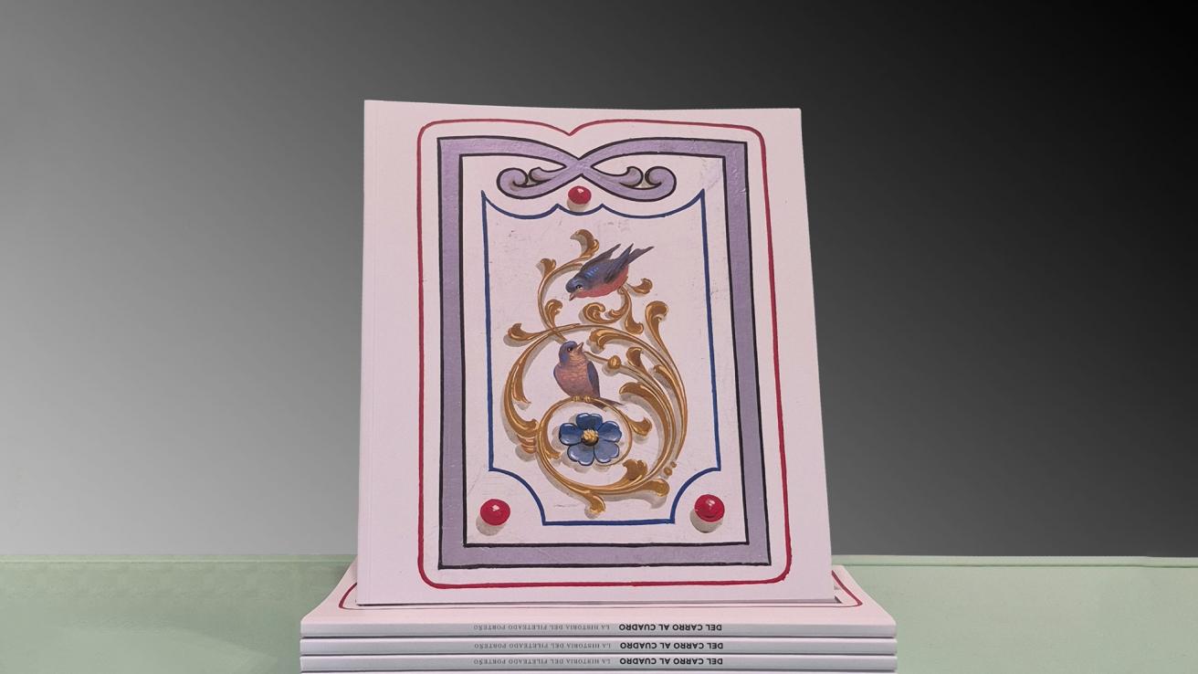 Fotografía del catálogo Del carro al cuadro, apoyado sobre una superficie.