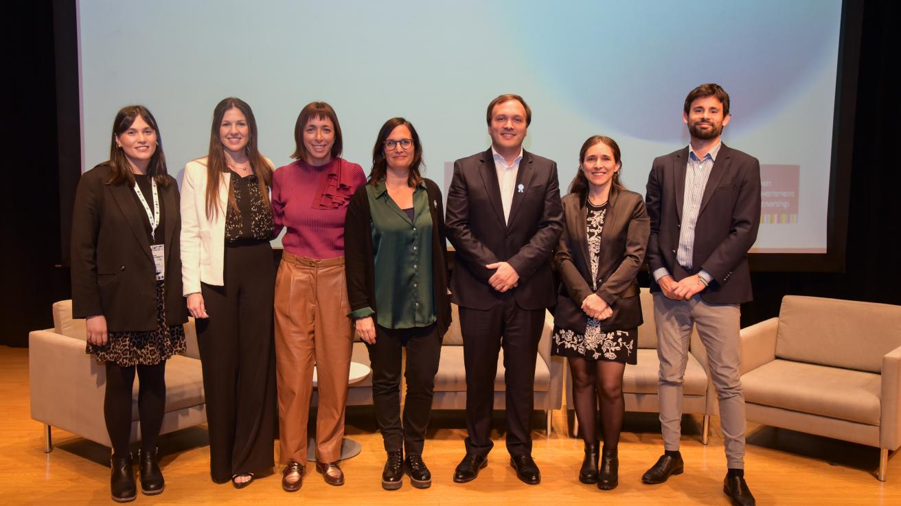 Funcionarios posando para una foto en la celebración de la Semana de Gobierno Abierto 2025