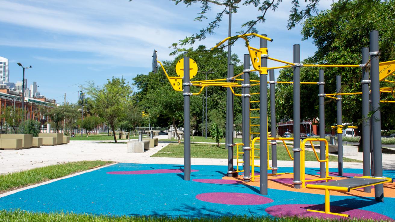 Calistenia en el paseo del bajo