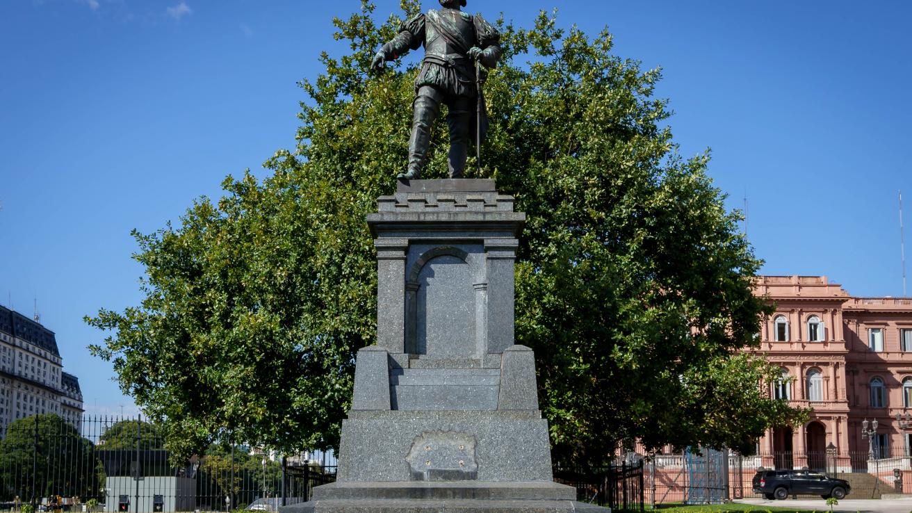 Monumento a Juan de Garay