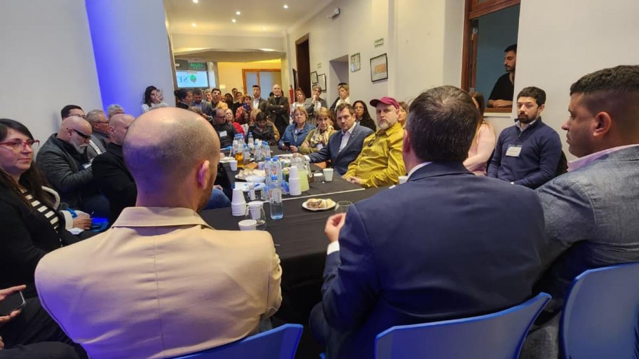 Fratamico, Bueno y Lancioni mirando al público