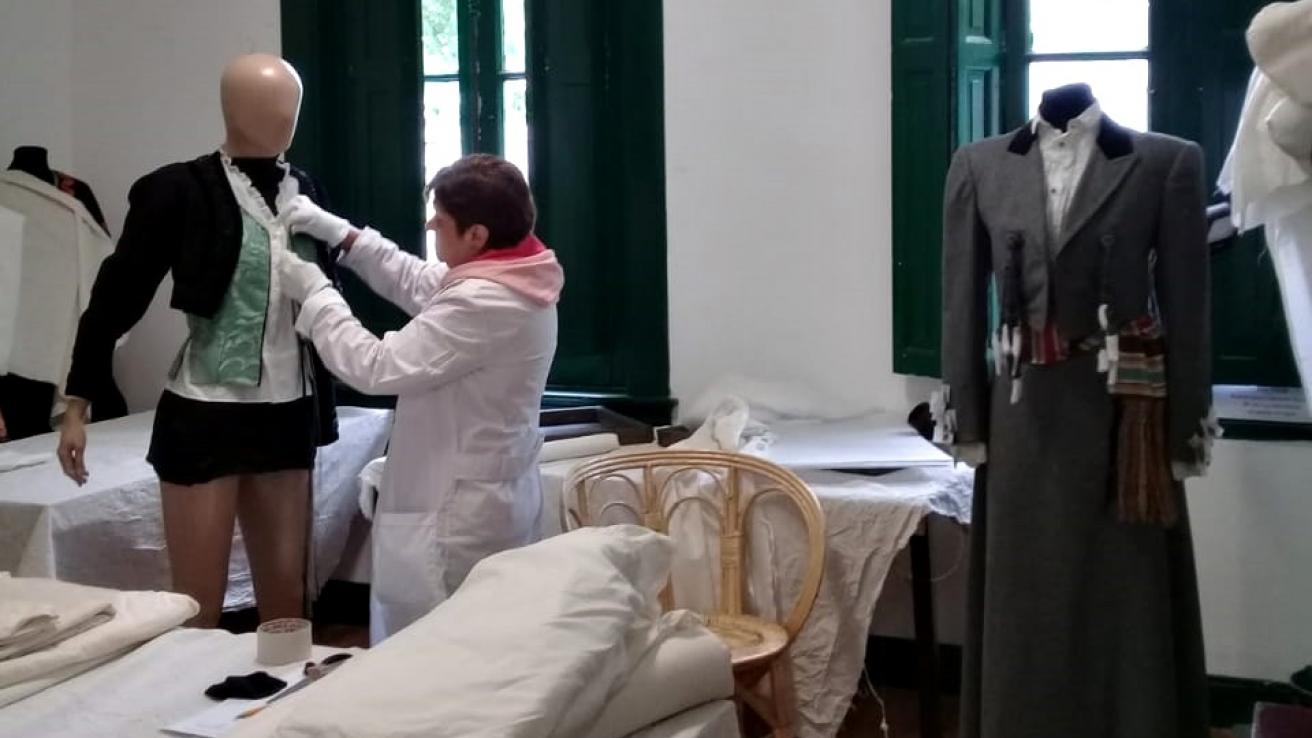 visita a la reserva técnica del museo larreta