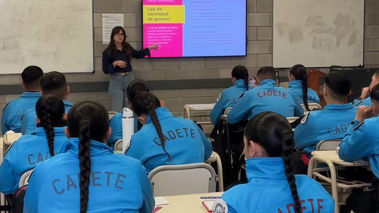 Tallerista BA Convive, taller brindado a cadetes del ISSP