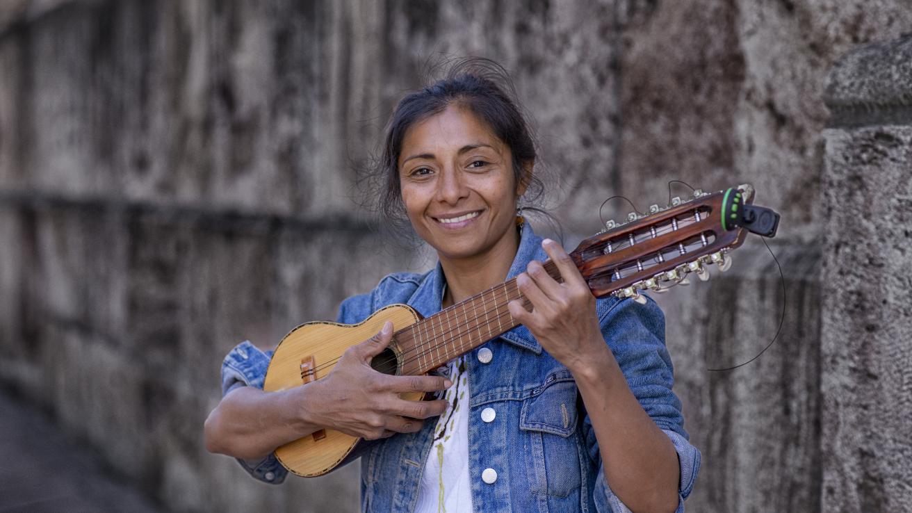 mujeres con charango