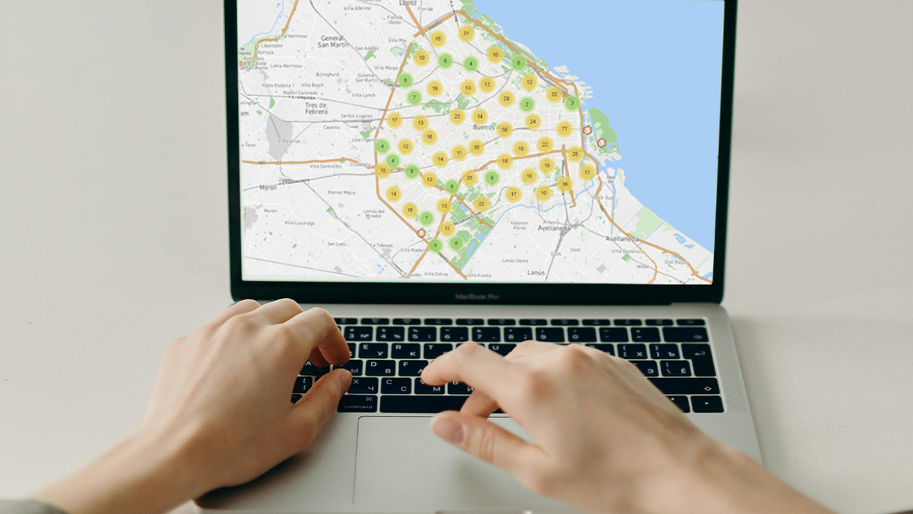 Persona usando una computadora portátil que muestra en pantalla un mapa digital con recursos geolocalizados en la Ciudad.