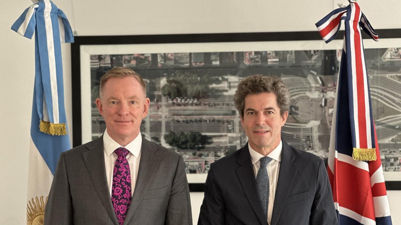 Pablo Bereciartua junto al ministro de Reino Unido