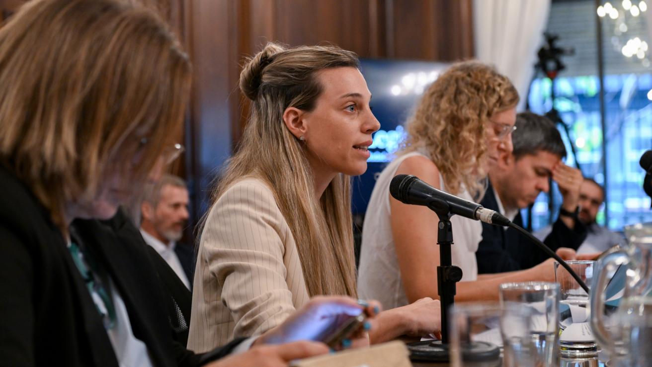 Lorena Flores en Legislatura