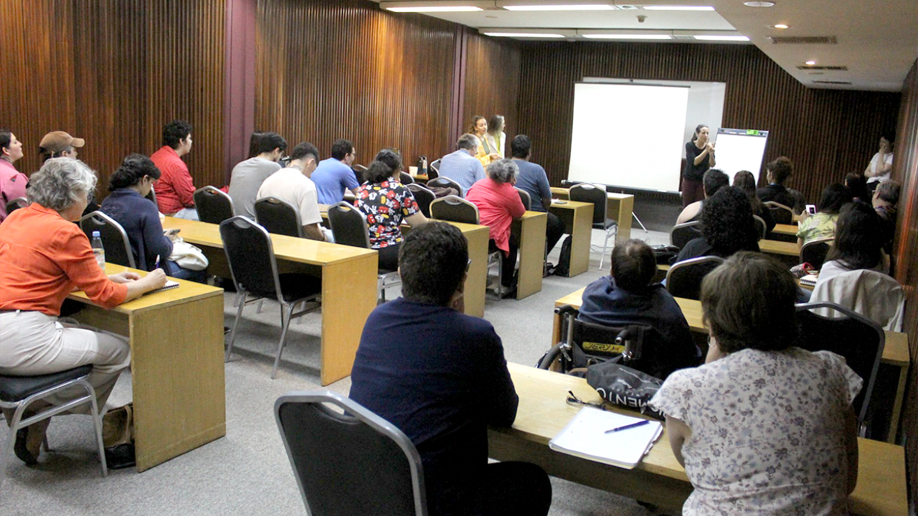 Participantes de una de las capacitaciones en el Centro de Desarrollo Laboral para Personas con Discapacidad, con una oradora y una intérprete de Lengua de Señas Argentina al frente del aula.