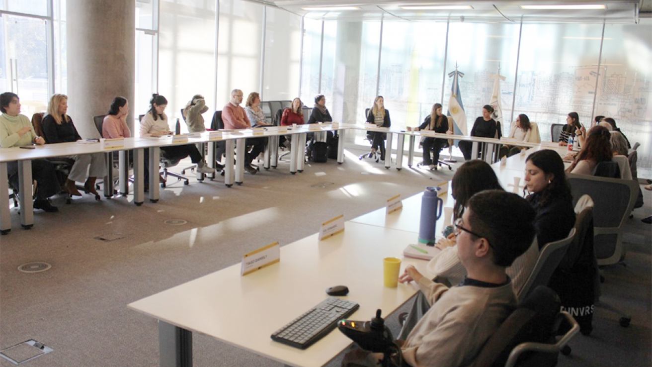 Reunión del CCH con participación de autoridades y organizaciones de la sociedad civil en un espacio de trabajo colaborativo.