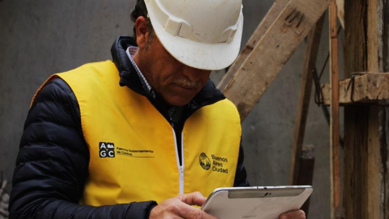 Director de Obra con tablet