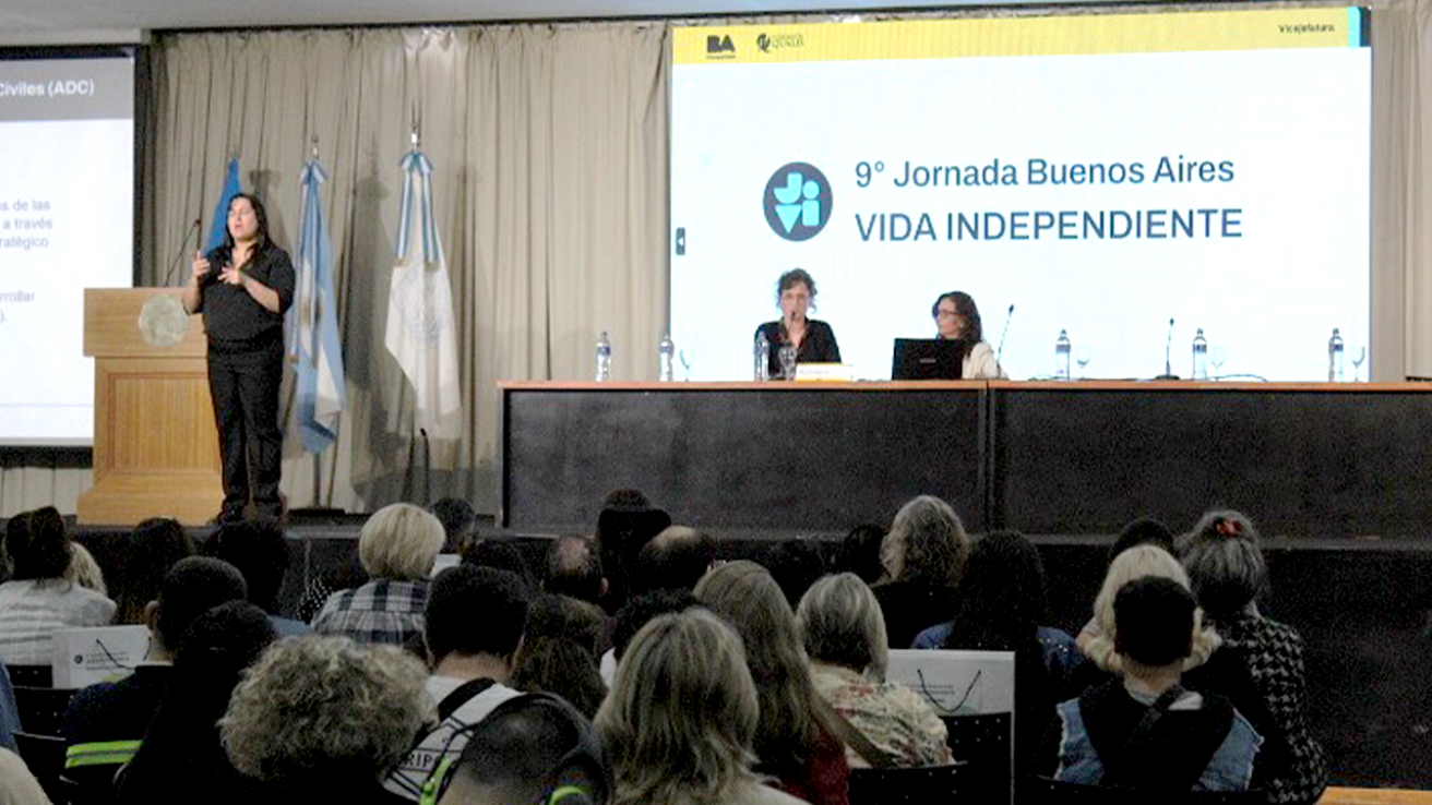 Personas participando de la 9.ª Jornada Buenos Aires Vida Independiente, organizada por BA Discapacidad en el auditorio de la Facultad de Ciencias Económicas.