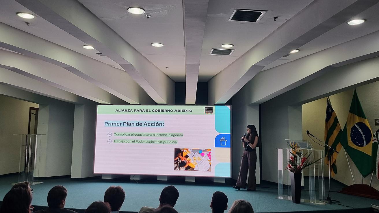 Personas reunidas en una sala viendo una presentación