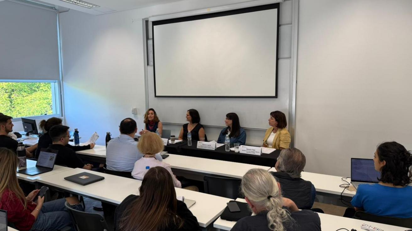 Personas en un aula viendo una clase