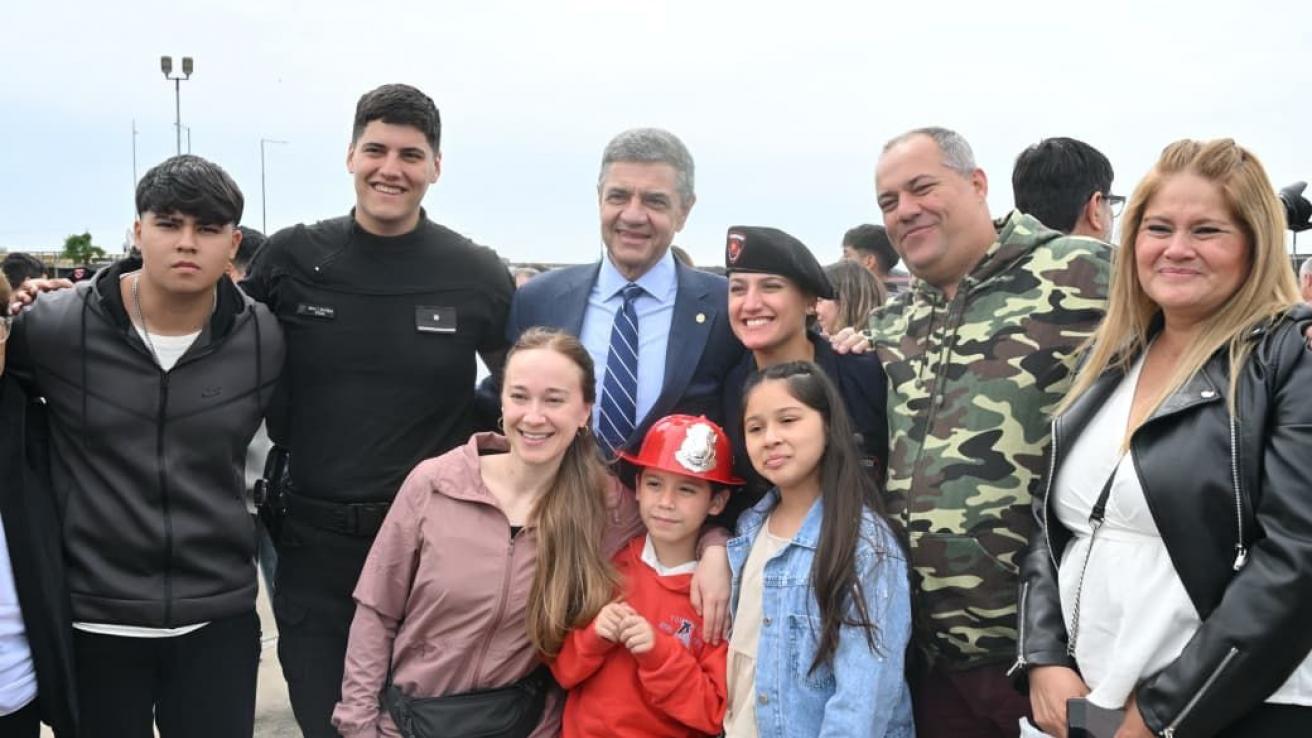 Salen a la calle 162 nuevos bomberos.