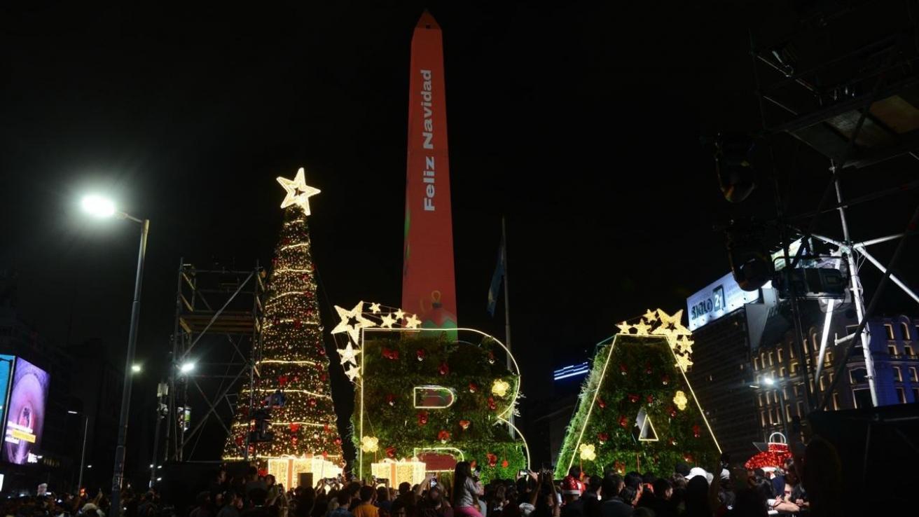 Arbolito navideño y letras BA iluminadas en el Obelisco