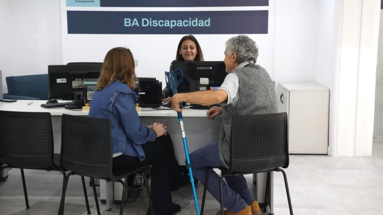 Una trabajadora de BA Discapacidad atiende a dos personas en un espacio de orientación laboral del programa Empleo y Vida Independiente.