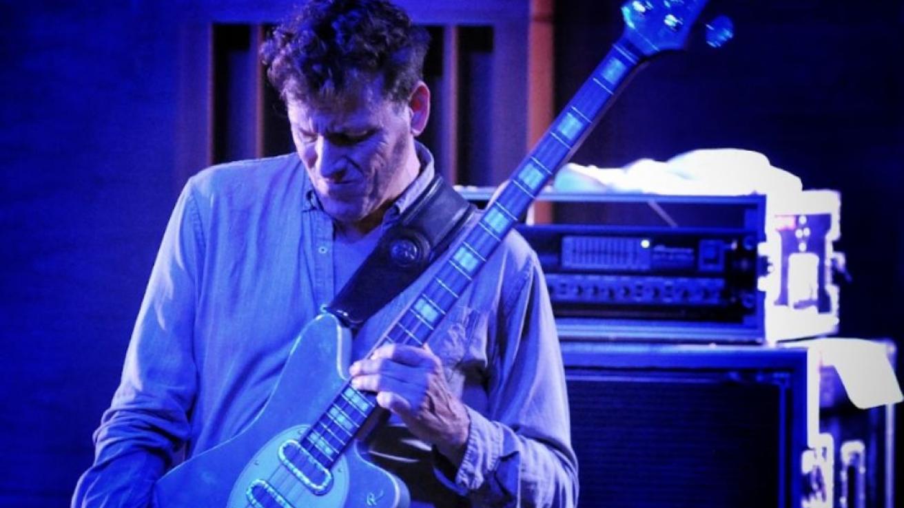 Hombre tocando la guitarra