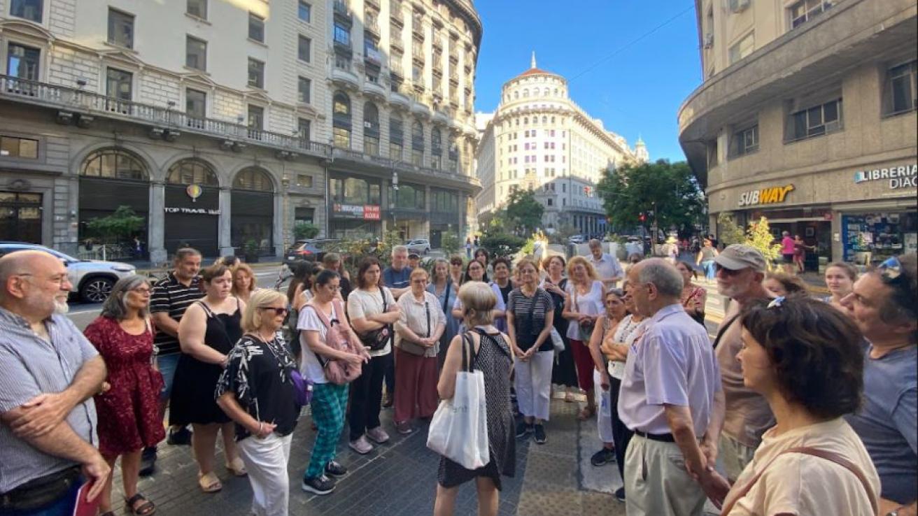 Grupo de personas con guía caminando por la calle