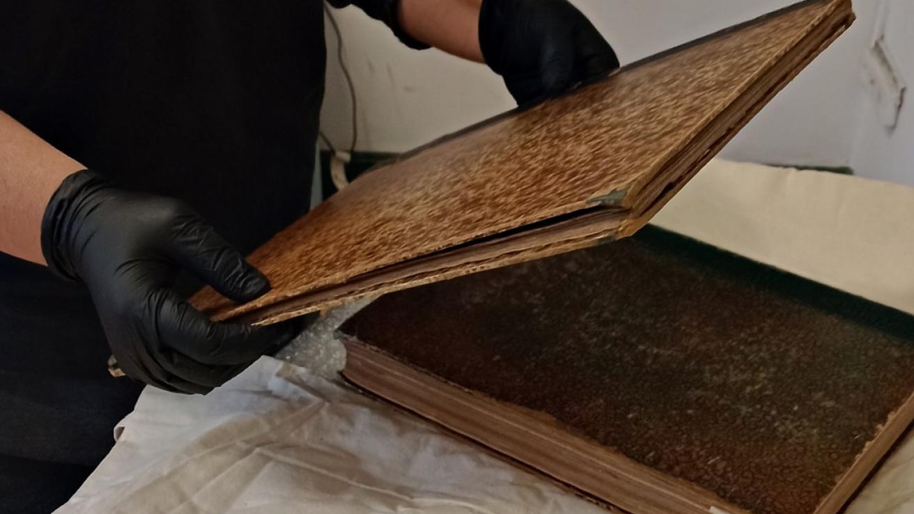 Visita a la reserva técnica del Museo Larreta