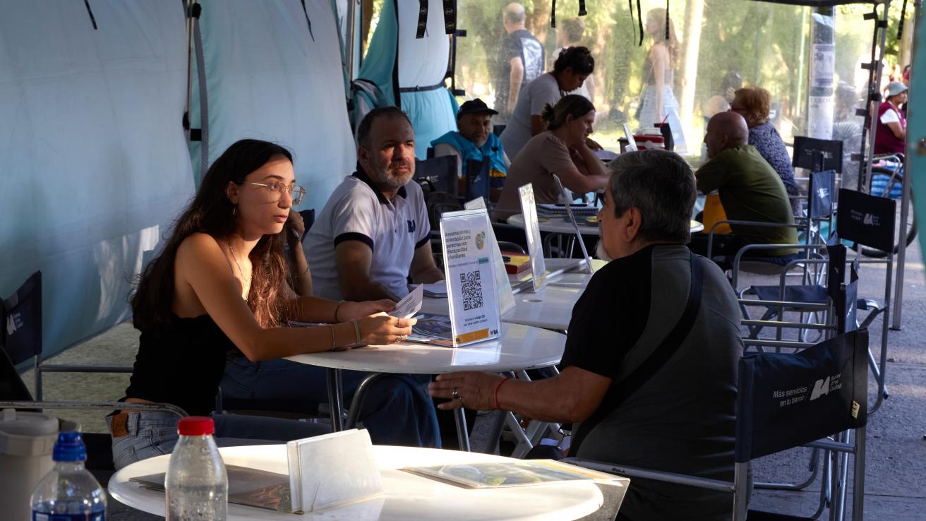 Carpa de atención instalada en un espacio público, con equipos de BA Discapacidad asesorando a vecinos sobre trámites y servicios.