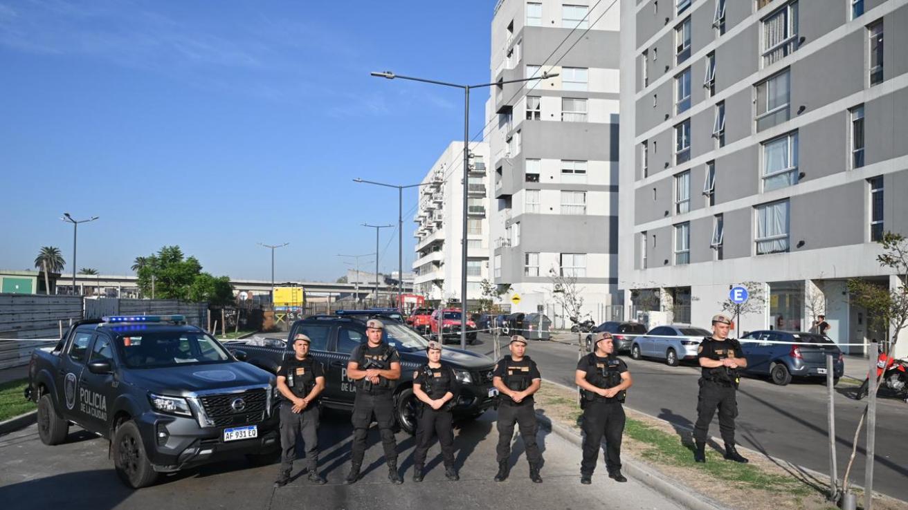 La Policía custodia los edificios evacuados tras el derrumbe en el complejo “Estación Buenos Aires”: se iniciarán los trabajos de apuntalamiento