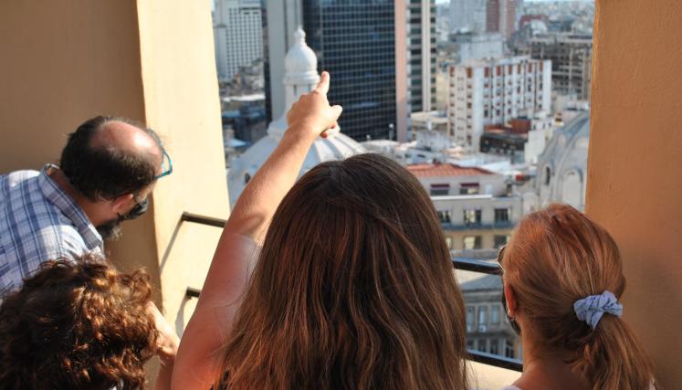gente mirando las cupulas de edificio desde la cúpula de la galería Güemes 